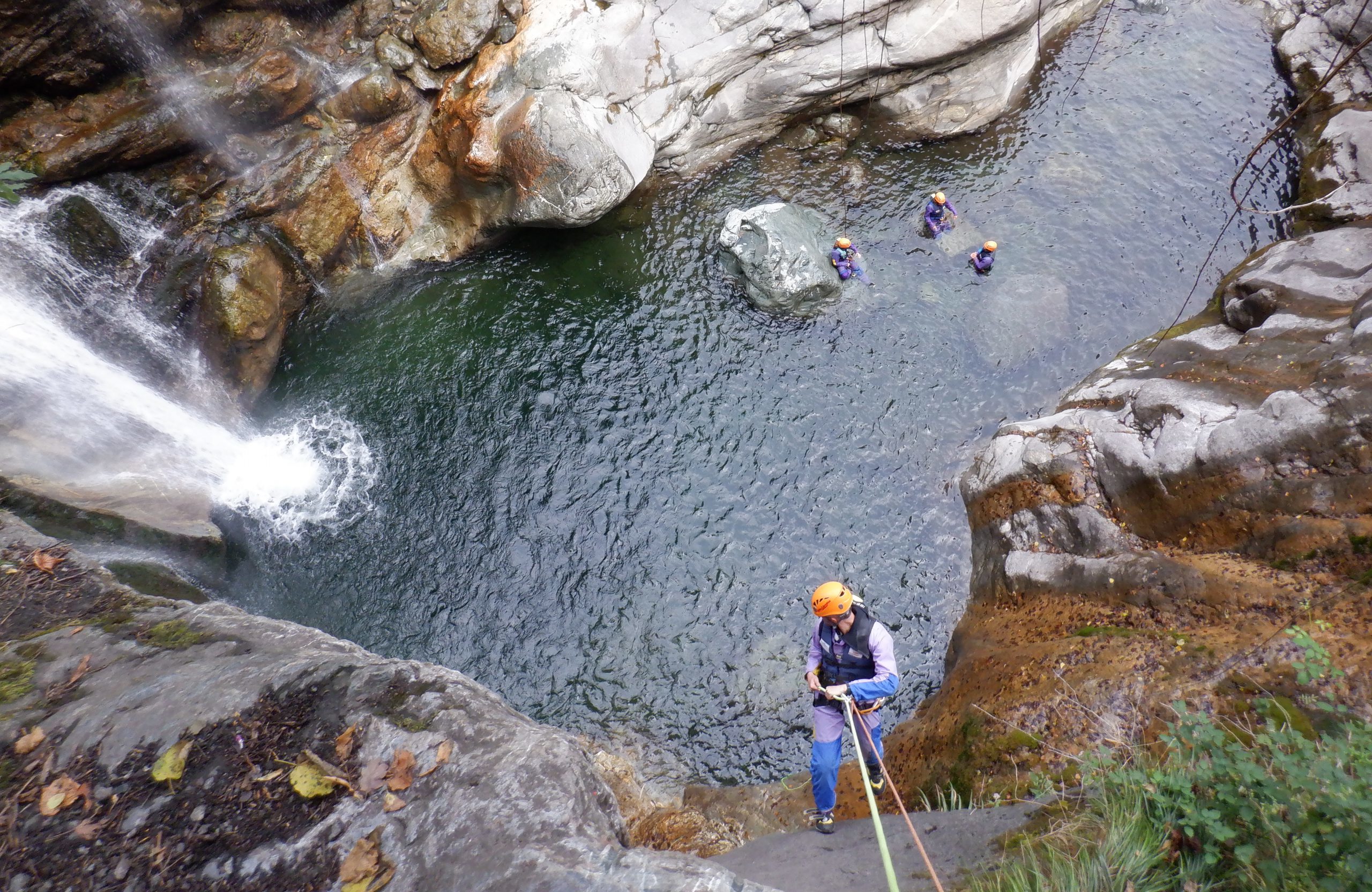 Canyon Le Chalamy - Sauts et toboggans dans une eau émeraude