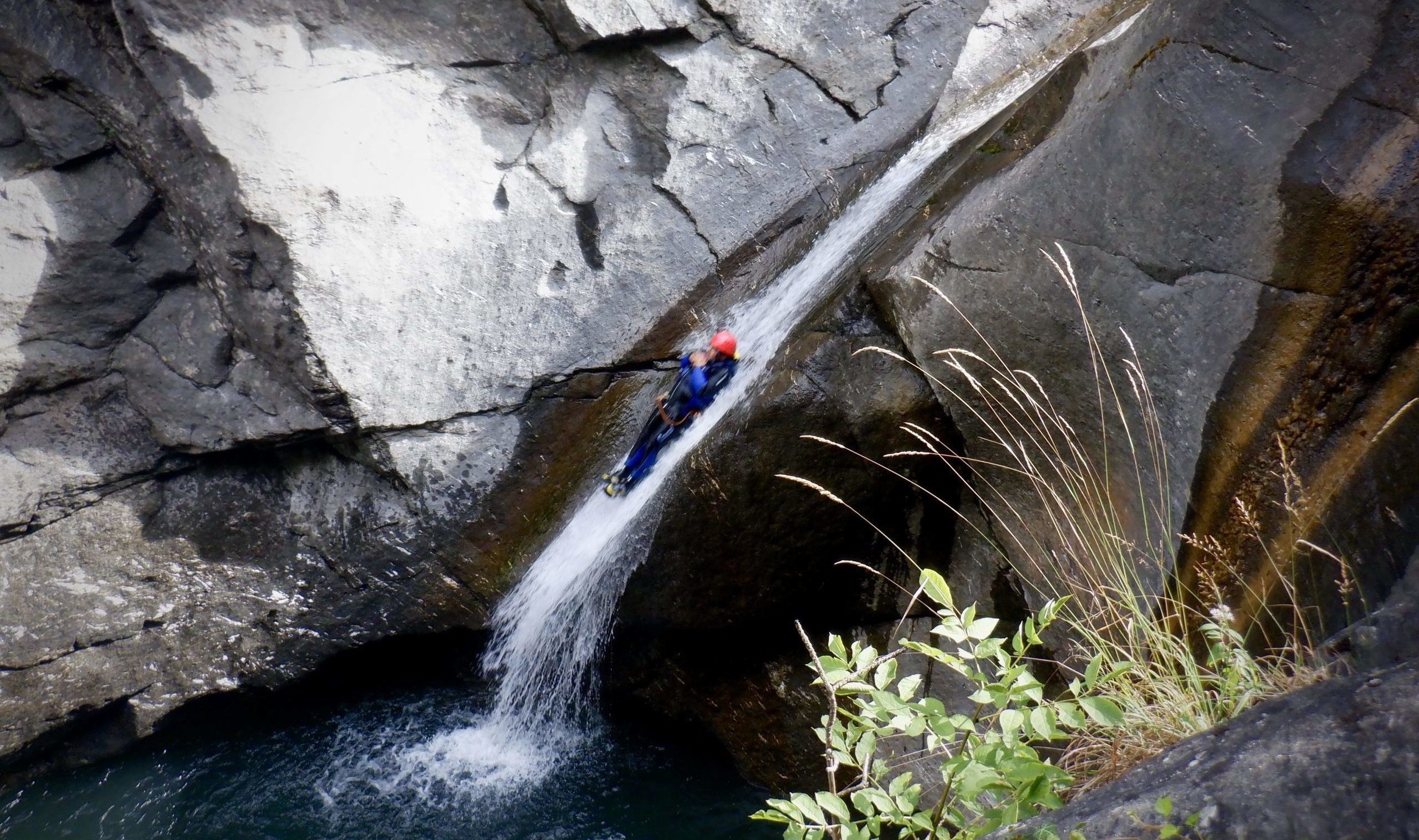 Canyoning - Canyon le Chalamy - Sauts et toboggans dans une eau émeraude