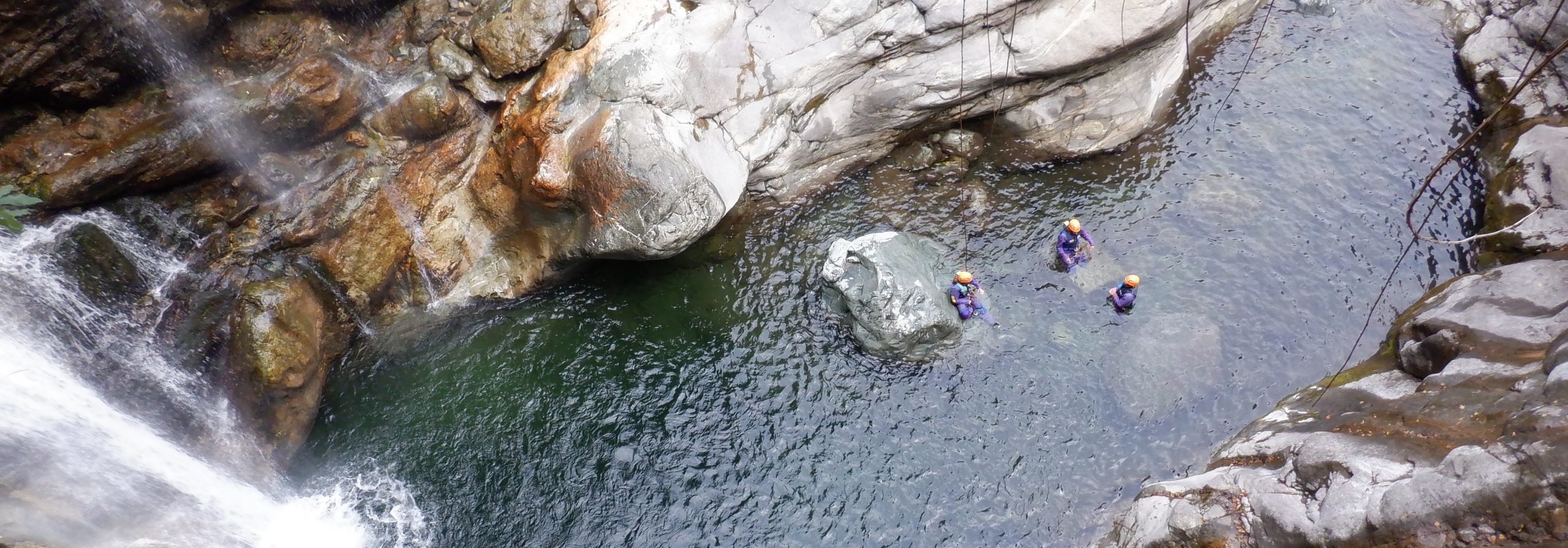 Canyoning - Canyon le Chalamy - Sauts et toboggans dans une eau émeraude