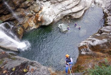 Canyon le Chalamy - Sauts et toboggans dans une eau émeraude