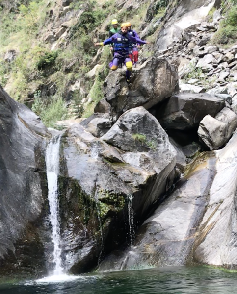 Canyoning - Canyon le Chalamy - Sauts et toboggans dans une eau émeraude