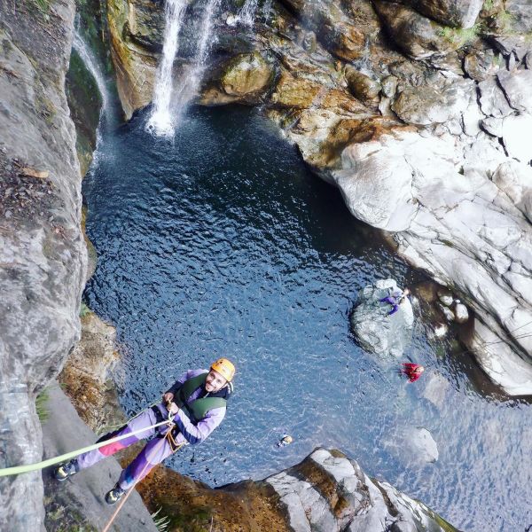Canyoning - Canyon le Chalamy - Sauts et toboggans dans une eau émeraude